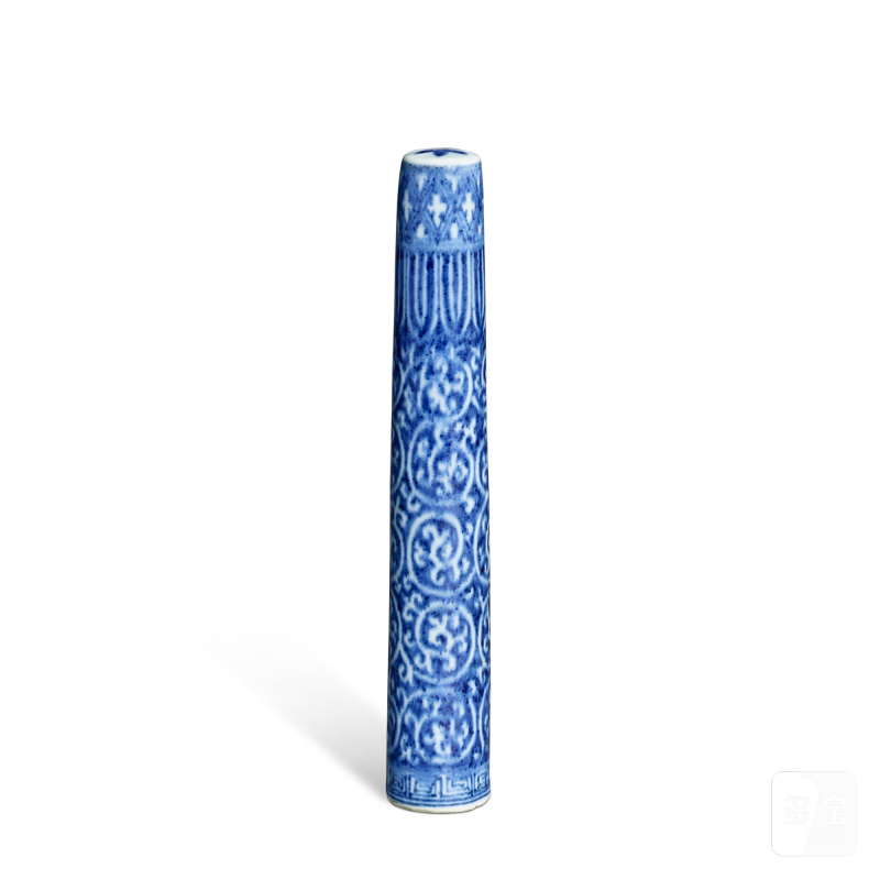 A blue and white 'floral' brush handle, Qing dynasty, Kangxi period | 清康熙 青花纏枝紋筆管 《大明宣德年製》仿款 - 图2
